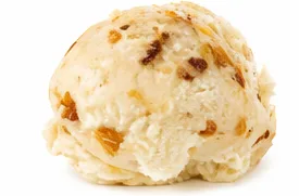 Rum & Raisin gelato scoop